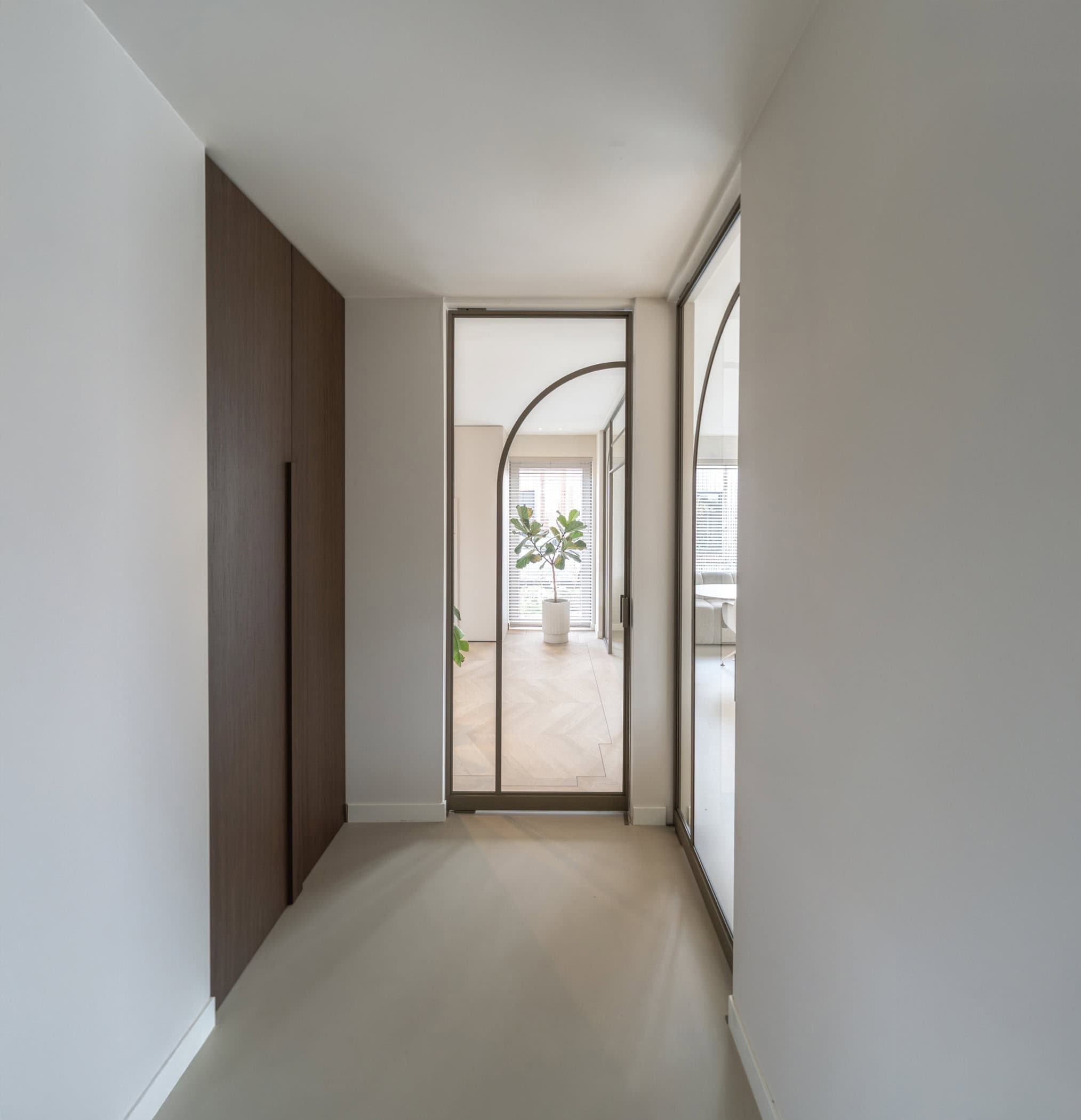 Stalen deur in modern interieur